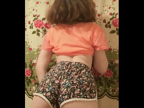 ❤️ Garota jovem e sexy tirando seus shorts da câmera ☑ Porno em nós