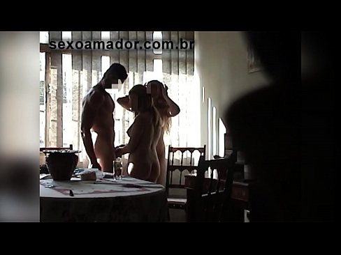 ❤️ Amigos sexuais convidam um homem gigante e uma ménage à trois com ele ☑ Porno em nós