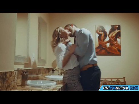❤️ Quando uma loira peituda o seduz em um banheiro público ☑ Porno em nós